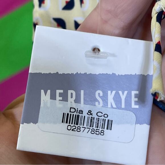 NWT, Meri Skye, Sleeveless Blouse with Straps to tie at waist. Size 1XL. - Picture 5 of 7